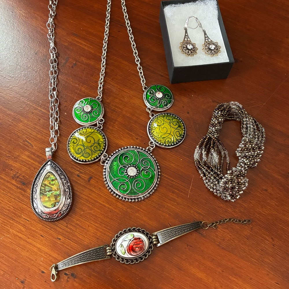 Pretty jewelry lot of 5 pieces necklaces earrings and bracelet